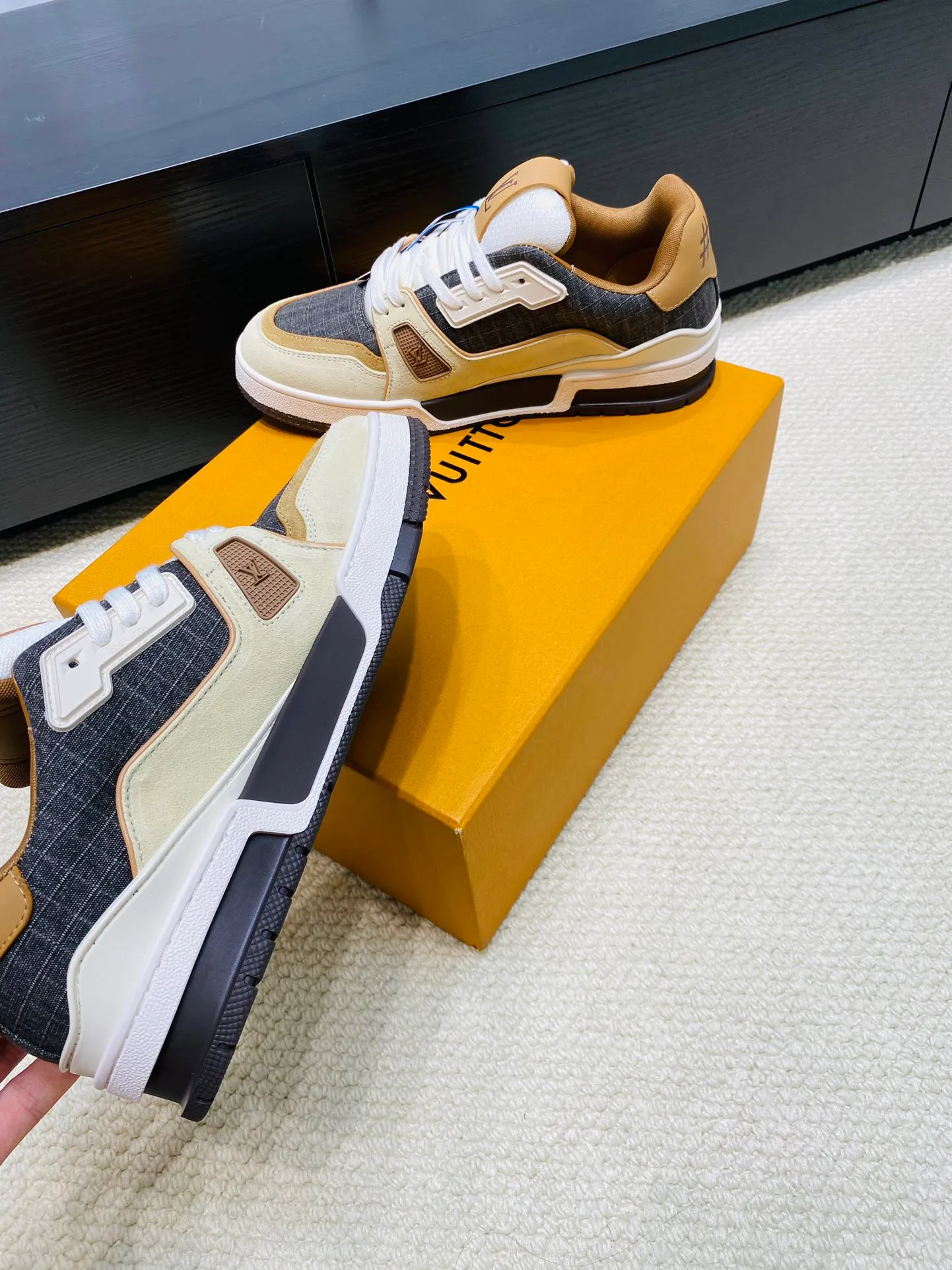 👟👟Ex-factory price 800👟👟 💰💰💰 Hot style 🆕🆕🆕𝙇𝙑 LV Louis Vuitton L House Donkey Brand Trainer Series Couple Style Casual Sports Shoes Skateboard Shoes Original Purchase Development Production Production This pair of LV Trainer sneakers are made of a blend of technical materials with waterproof properties. The meticulously crafted upper is notable for its many signature details, including Louis Vuitton and #54 in script, referencing the year 1854. Exquisite packaging at the delivery counter🛍📦 ▪️Fabrics: Original customized imported cowhide ▪️Inner lining: Original customized breathable mesh ▪️Outsole: Original open-molded non-slip TPU combination outsole ▪️Sole thickness: 3 cm ▪️Size: Women's 35-41 / Men's 38-46